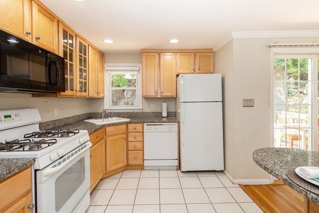 17 Rockaway Ln 17, Arlington, MA 02474