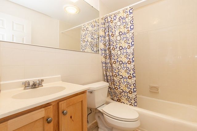 17 Rockaway Ln 17, Arlington, MA 02474