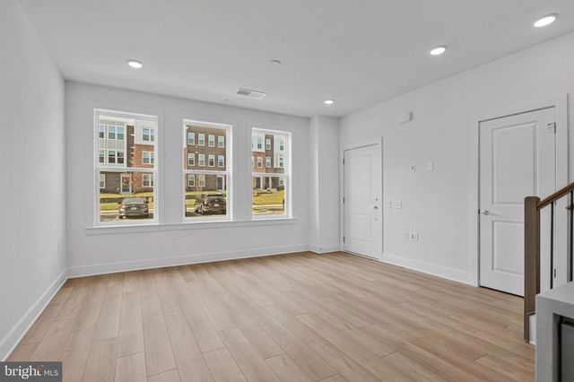 19826 LAVENDER DUST SQ, Ashburn, VA 20147