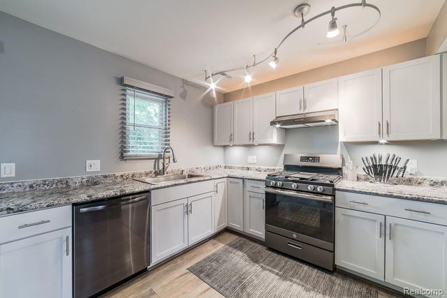 1034 Parkway, Waterford, MI 48328