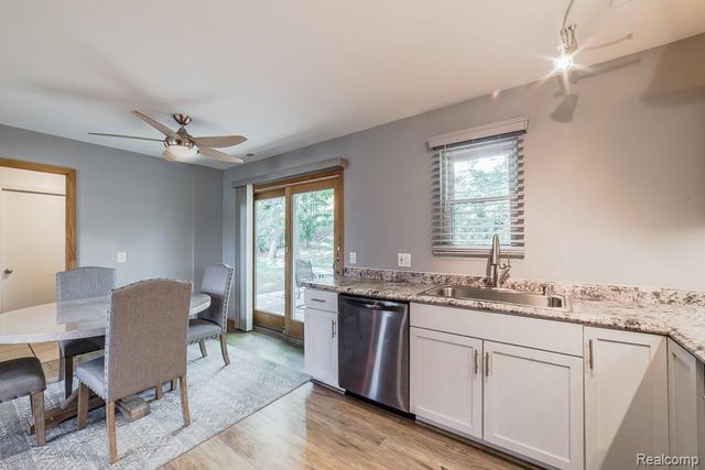 1034 Parkway, Waterford, MI 48328