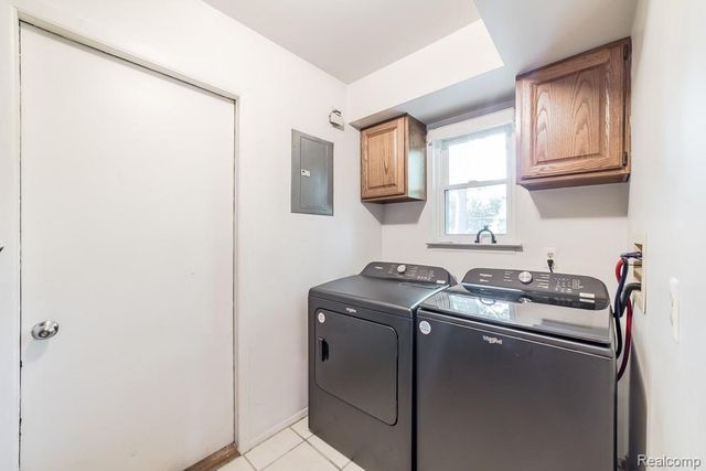 1034 Parkway, Waterford, MI 48328