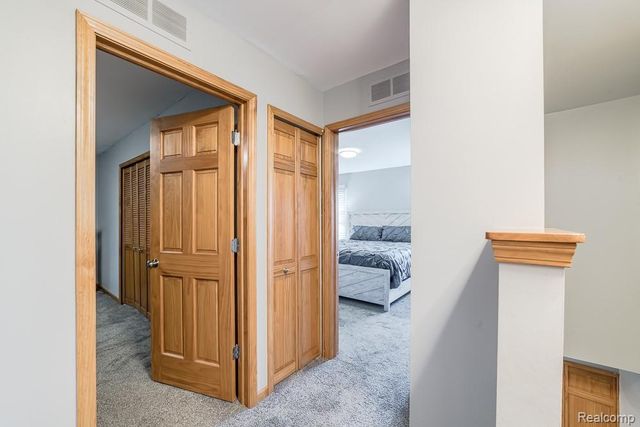 1034 Parkway, Waterford, MI 48328
