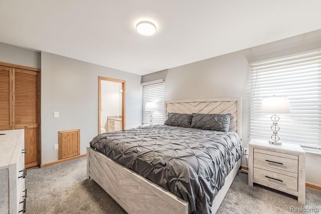1034 Parkway, Waterford, MI 48328