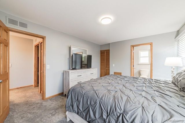 1034 Parkway, Waterford, MI 48328