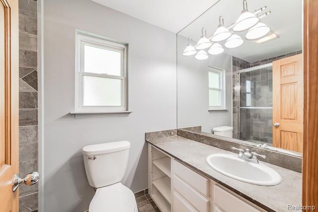 1034 Parkway, Waterford, MI 48328