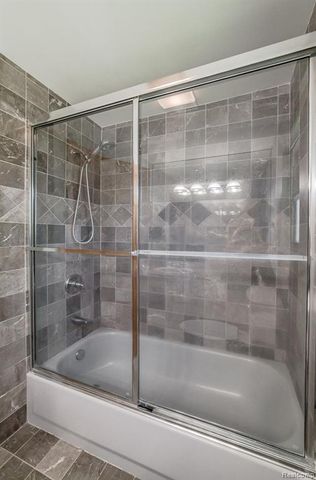 1034 Parkway, Waterford, MI 48328