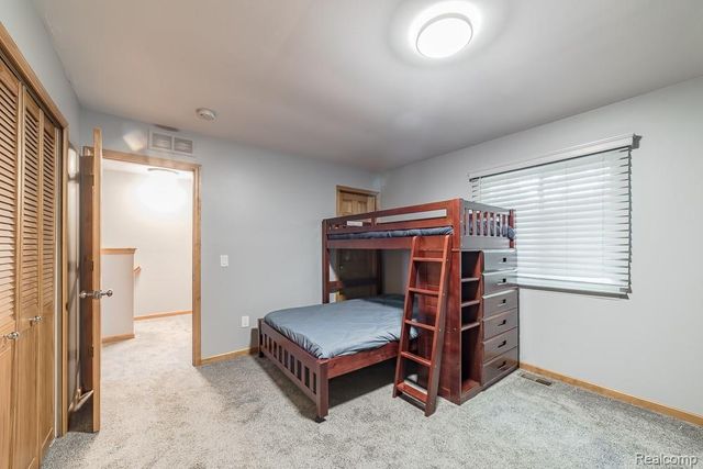 1034 Parkway, Waterford, MI 48328