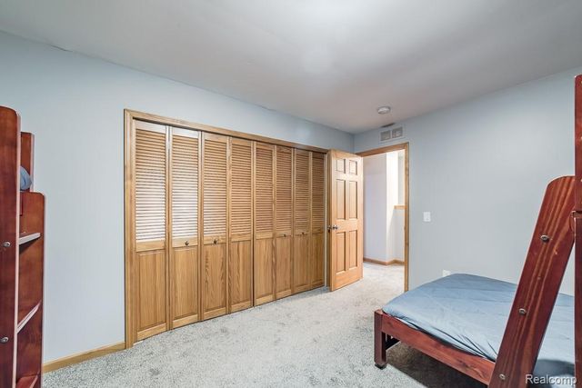 1034 Parkway, Waterford, MI 48328