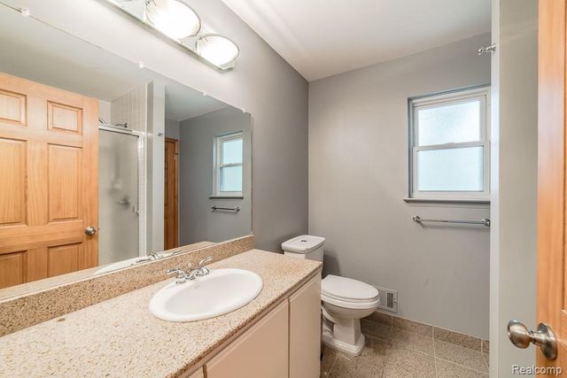 1034 Parkway, Waterford, MI 48328