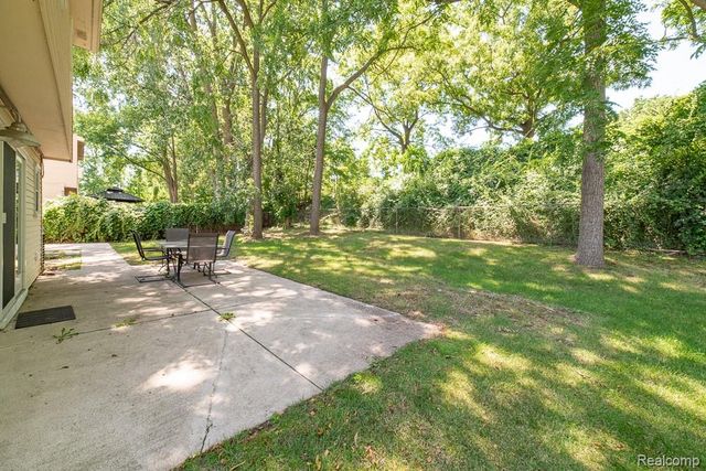 1034 Parkway, Waterford, MI 48328