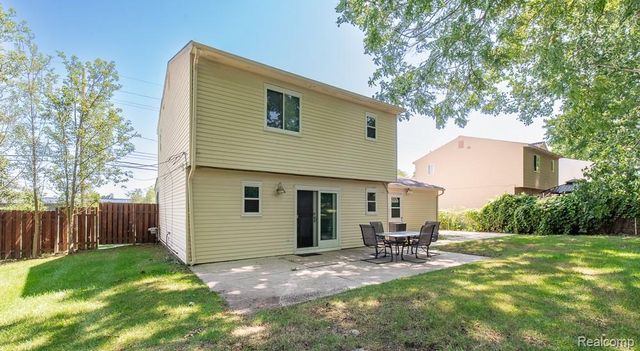 1034 Parkway, Waterford, MI 48328