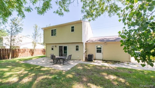 1034 Parkway, Waterford, MI 48328