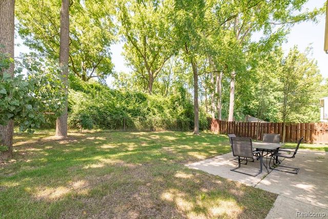 1034 Parkway, Waterford, MI 48328