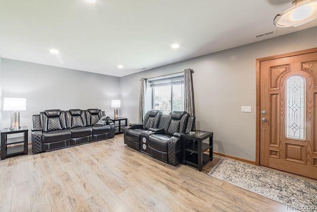 1034 Parkway, Waterford, MI 48328