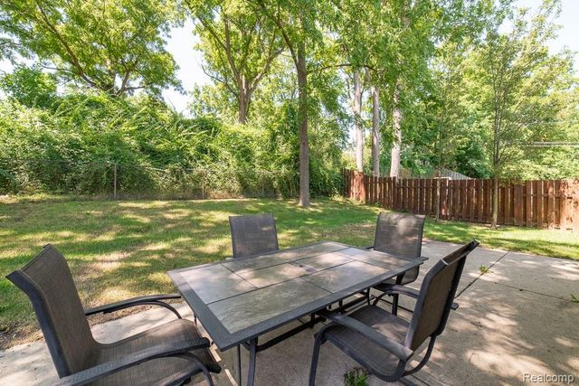 1034 Parkway, Waterford, MI 48328