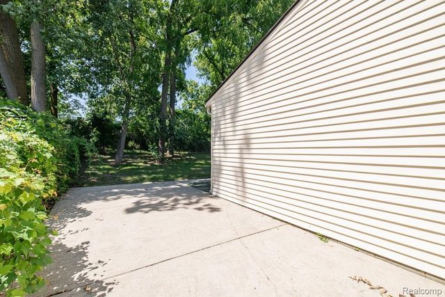1034 Parkway, Waterford, MI 48328