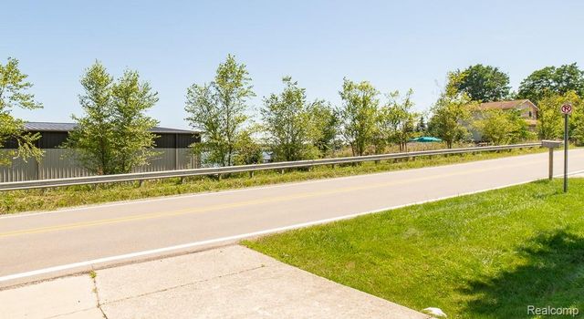 1034 Parkway, Waterford, MI 48328