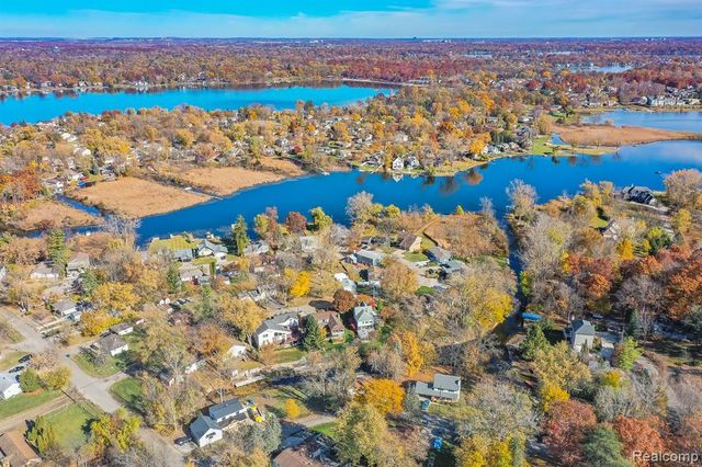1034 Parkway, Waterford, MI 48328