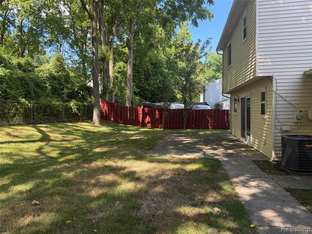 1034 Parkway, Waterford, MI 48328