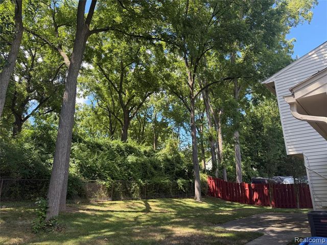 1034 Parkway, Waterford, MI 48328