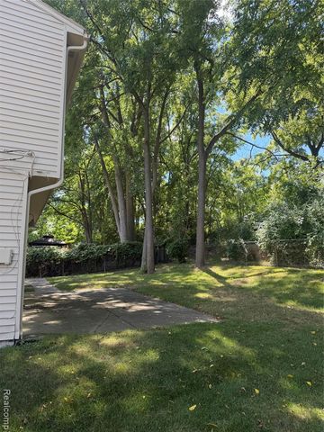 1034 Parkway, Waterford, MI 48328