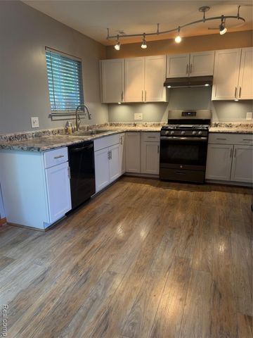 1034 Parkway, Waterford, MI 48328