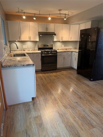 1034 Parkway, Waterford, MI 48328