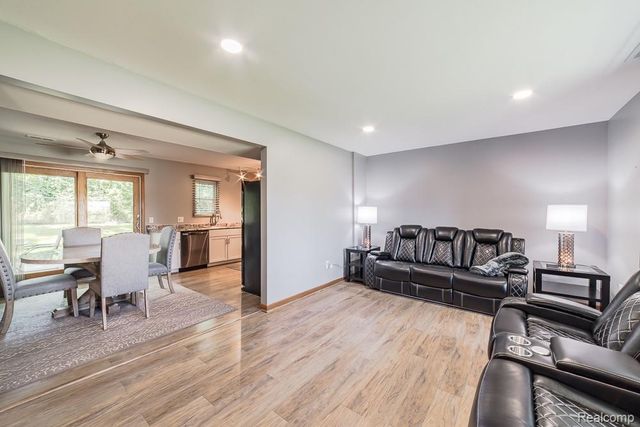 1034 Parkway, Waterford, MI 48328