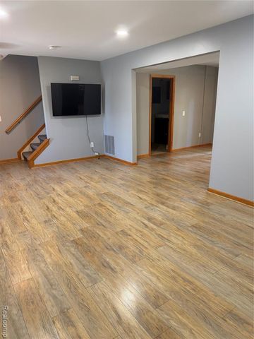 1034 Parkway, Waterford, MI 48328