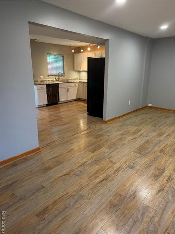 1034 Parkway, Waterford, MI 48328