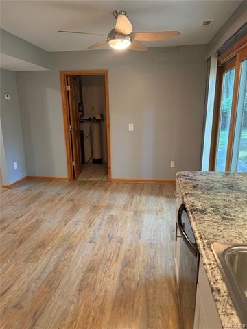 1034 Parkway, Waterford, MI 48328