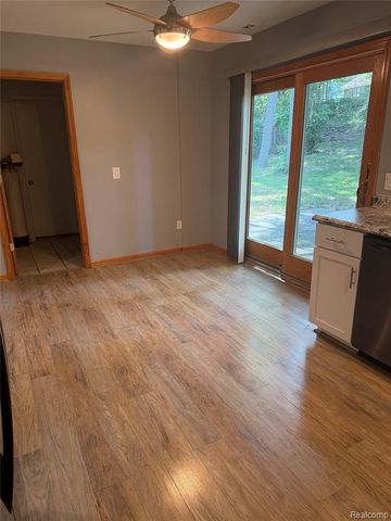 1034 Parkway, Waterford, MI 48328