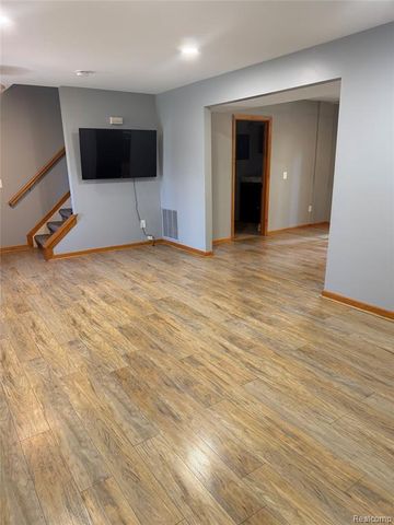 1034 Parkway, Waterford, MI 48328