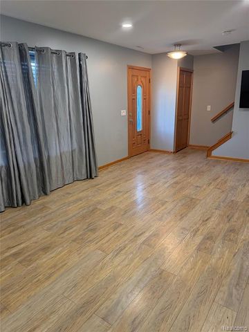 1034 Parkway, Waterford, MI 48328