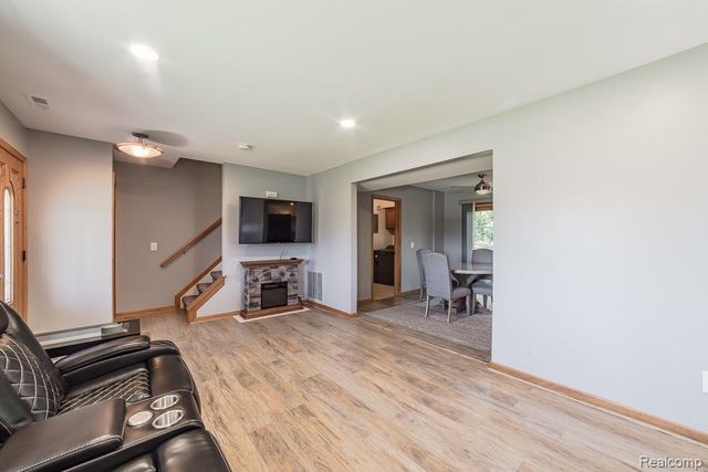 1034 Parkway, Waterford, MI 48328