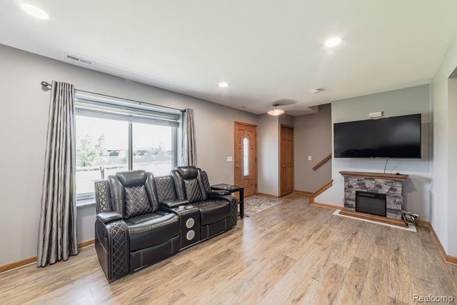 1034 Parkway, Waterford, MI 48328