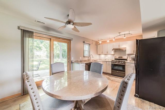 1034 Parkway, Waterford, MI 48328