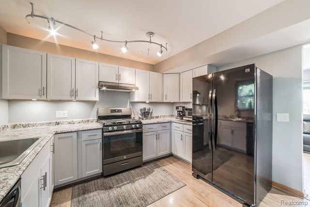 1034 Parkway, Waterford, MI 48328