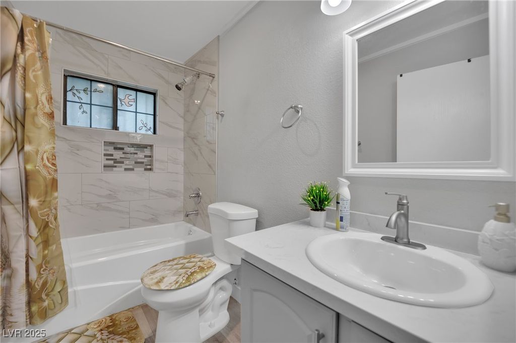 Image 16 of property listing at 2080 Karen Avenue 1, Las Vegas, NV 89169