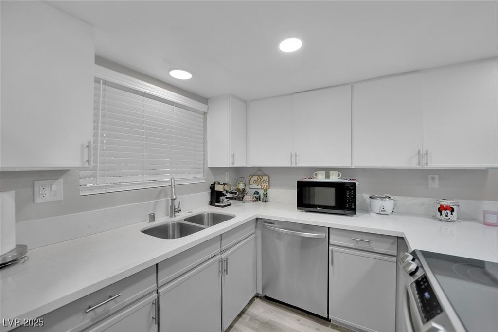 Image 3 of property listing at 2080 Karen Avenue 1, Las Vegas, NV 89169