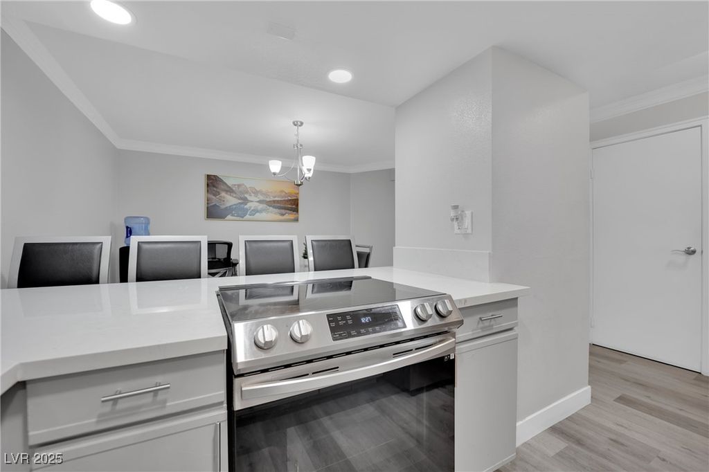 Image 4 of property listing at 2080 Karen Avenue 1, Las Vegas, NV 89169