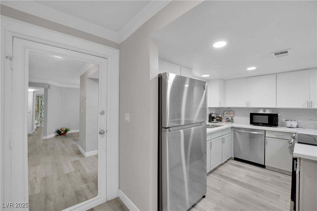 Image 5 of property listing at 2080 Karen Avenue 1, Las Vegas, NV 89169