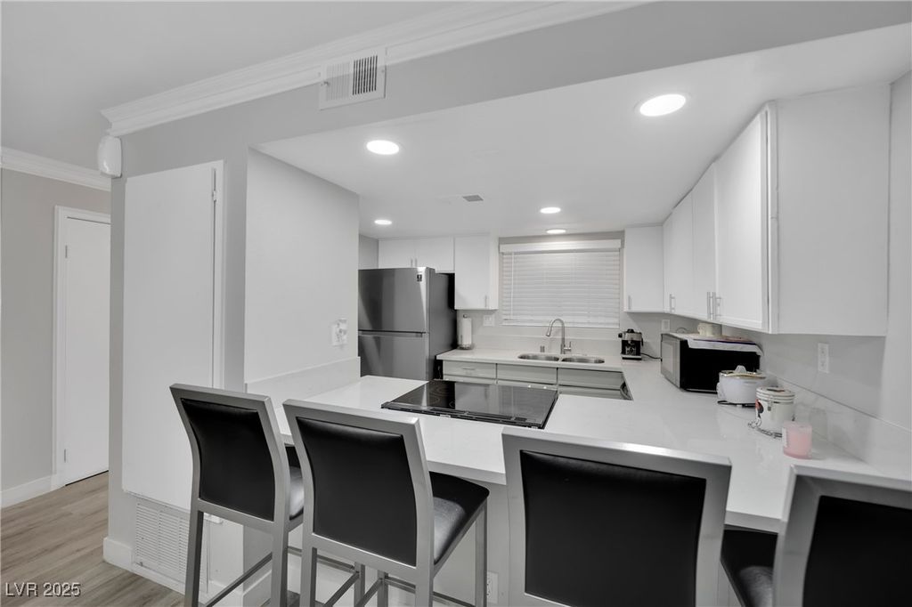 Image 7 of property listing at 2080 Karen Avenue 1, Las Vegas, NV 89169