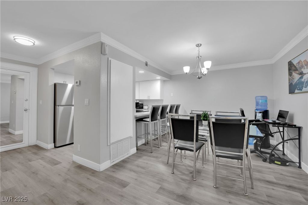 Image 8 of property listing at 2080 Karen Avenue 1, Las Vegas, NV 89169