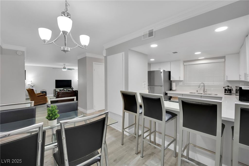 Image 9 of property listing at 2080 Karen Avenue 1, Las Vegas, NV 89169