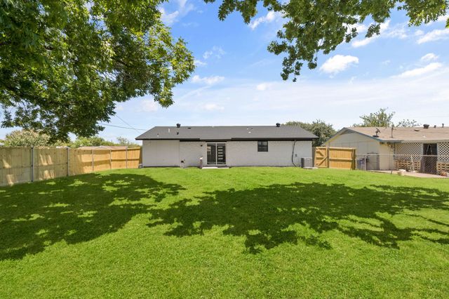 6505 Leaning Oaks Street, Dallas, TX 75241