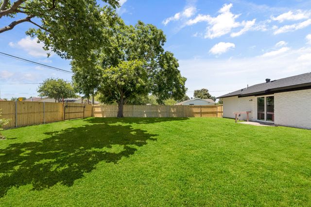 6505 Leaning Oaks Street, Dallas, TX 75241