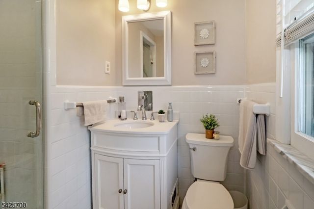 2 Midwood Dr, Florham Park Boro, NJ 07932