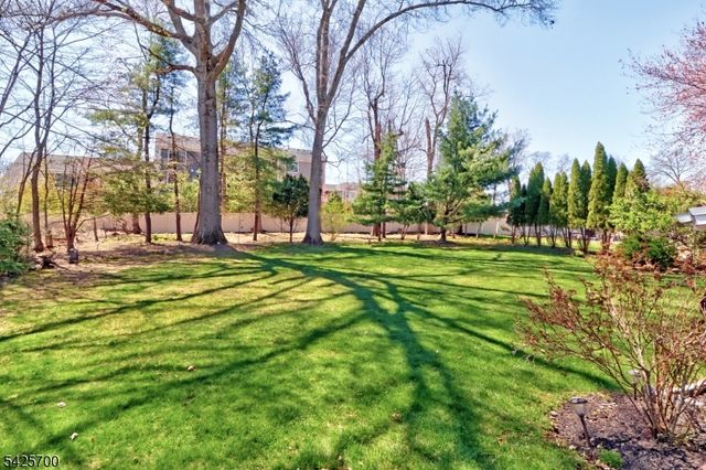 2 Midwood Dr, Florham Park Boro, NJ 07932